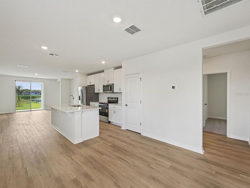 Под контрактом: $299,000 (3 спален, 2 ванн, 1483 Квадратных фут)