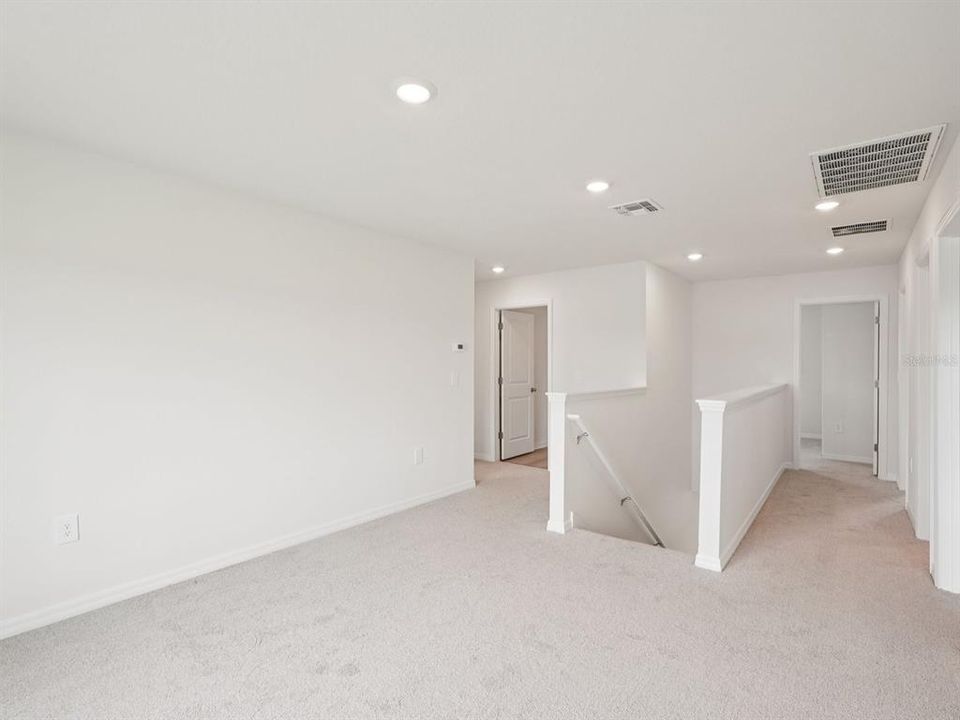 Activo con contrato: $439,615 (4 camas, 2 baños, 2340 Pies cuadrados)