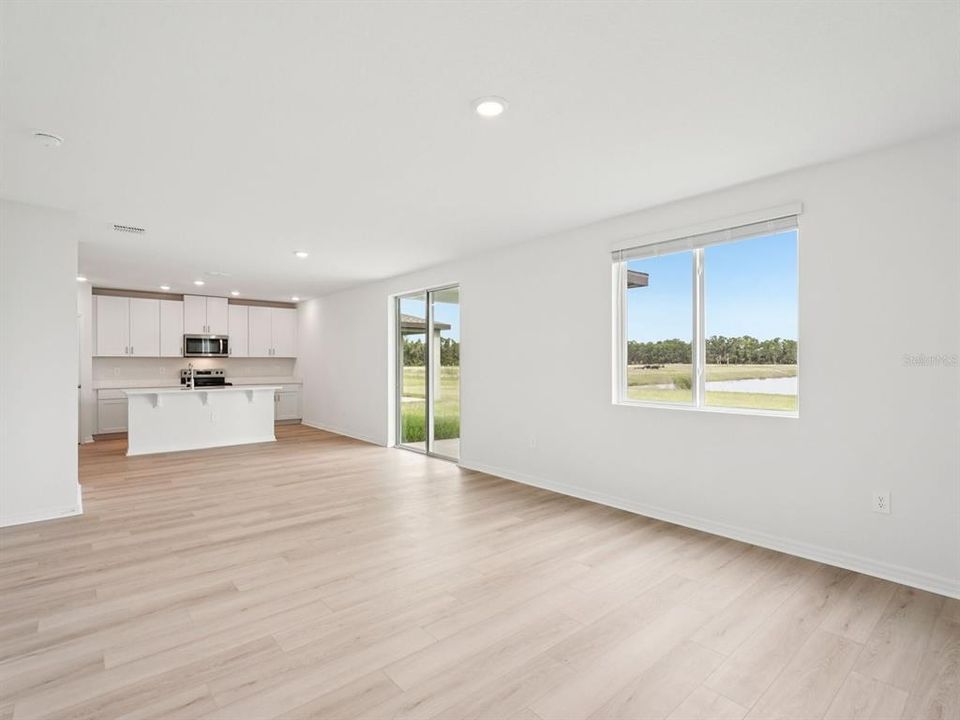 Activo con contrato: $439,615 (4 camas, 2 baños, 2340 Pies cuadrados)