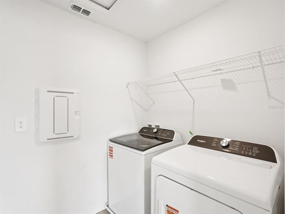 Activo con contrato: $439,615 (4 camas, 2 baños, 2340 Pies cuadrados)