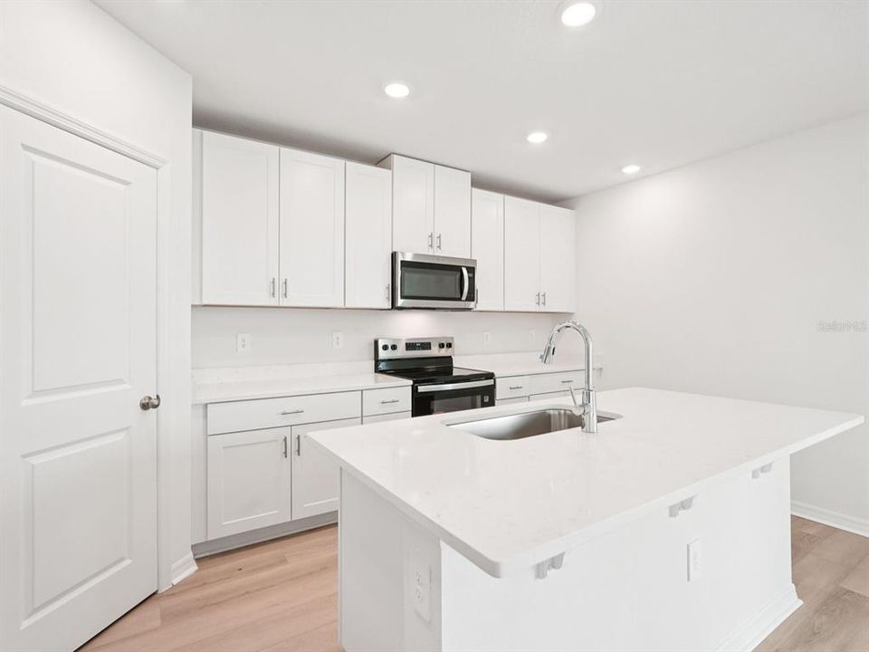 Activo con contrato: $439,615 (4 camas, 2 baños, 2340 Pies cuadrados)