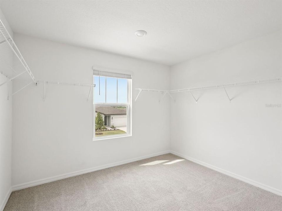 Activo con contrato: $439,615 (4 camas, 2 baños, 2340 Pies cuadrados)