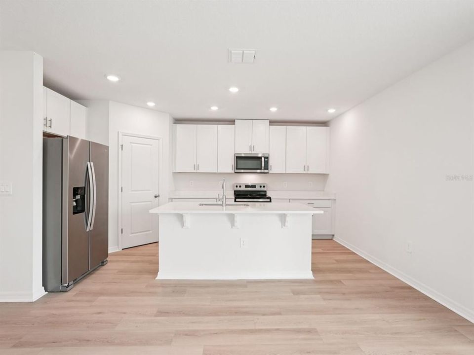 Activo con contrato: $439,615 (4 camas, 2 baños, 2340 Pies cuadrados)