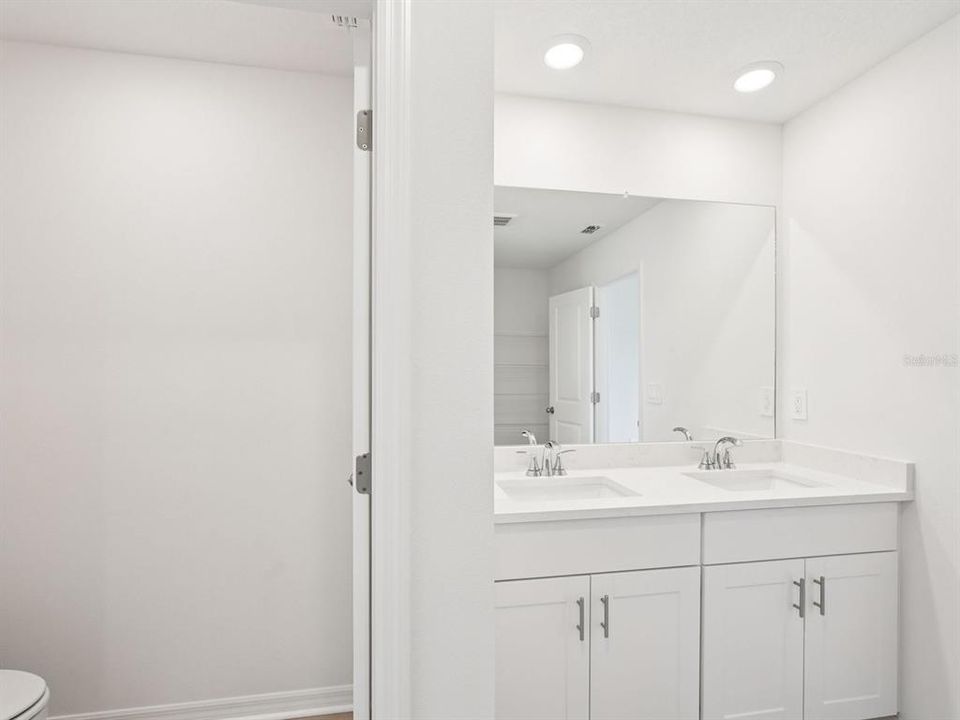 Activo con contrato: $439,615 (4 camas, 2 baños, 2340 Pies cuadrados)