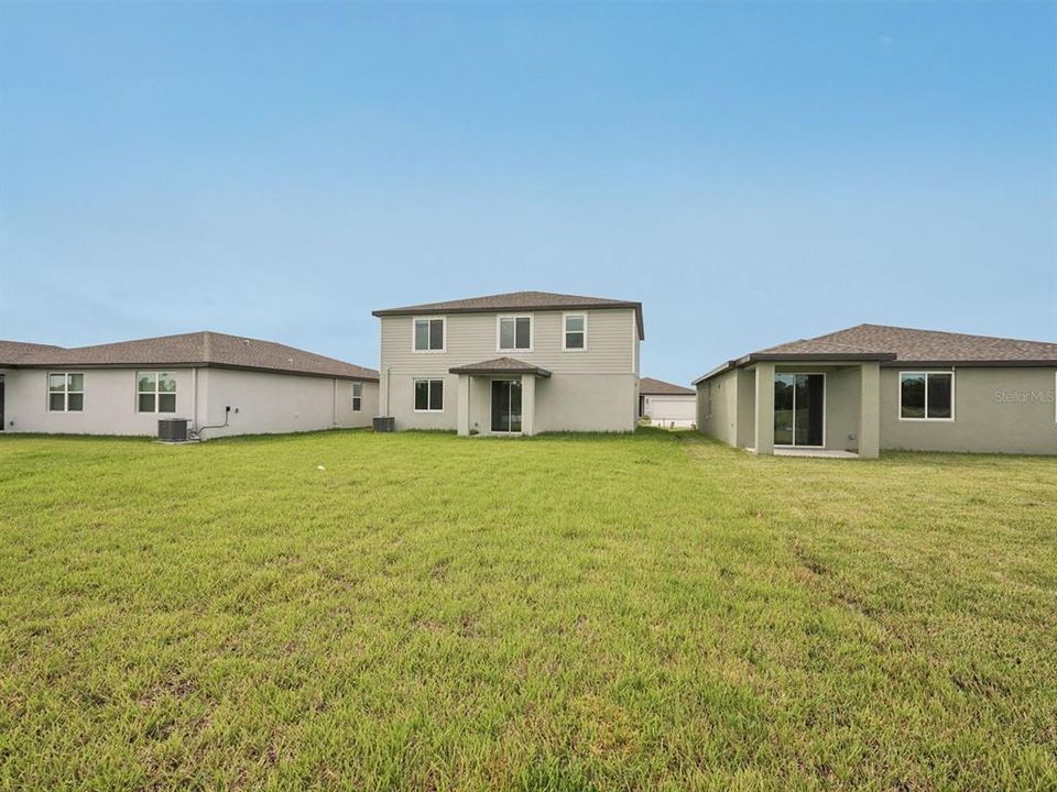 Activo con contrato: $439,615 (4 camas, 2 baños, 2340 Pies cuadrados)