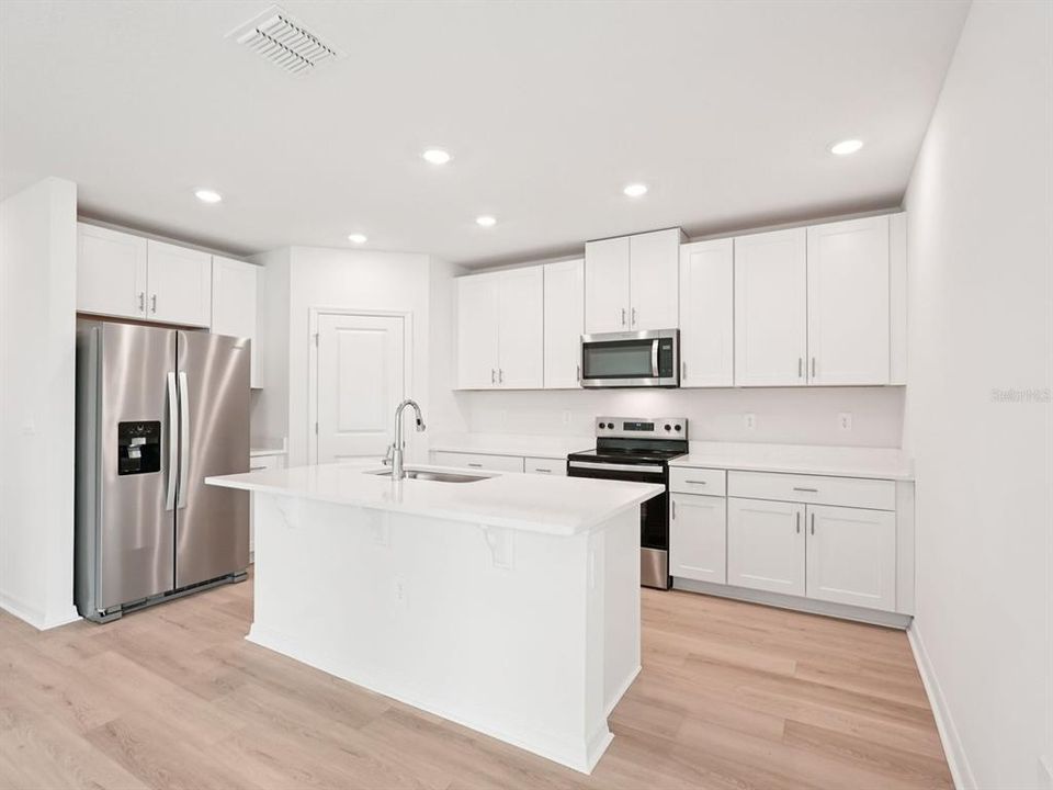 Activo con contrato: $439,615 (4 camas, 2 baños, 2340 Pies cuadrados)