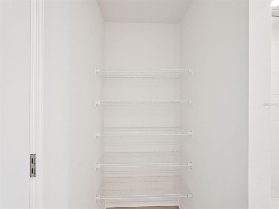 Activo con contrato: $439,615 (4 camas, 2 baños, 2340 Pies cuadrados)