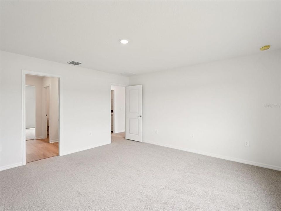 Activo con contrato: $439,615 (4 camas, 2 baños, 2340 Pies cuadrados)