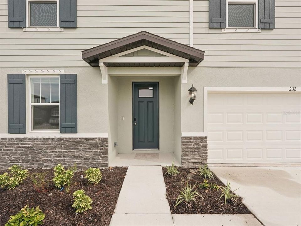 Activo con contrato: $439,615 (4 camas, 2 baños, 2340 Pies cuadrados)