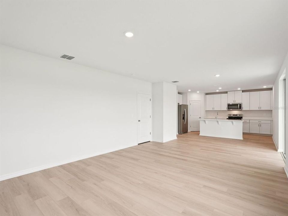 Activo con contrato: $439,615 (4 camas, 2 baños, 2340 Pies cuadrados)