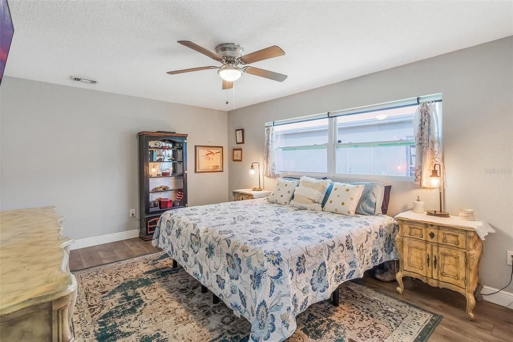 En Venta: $425,000 (4 camas, 2 baños, 1980 Pies cuadrados)