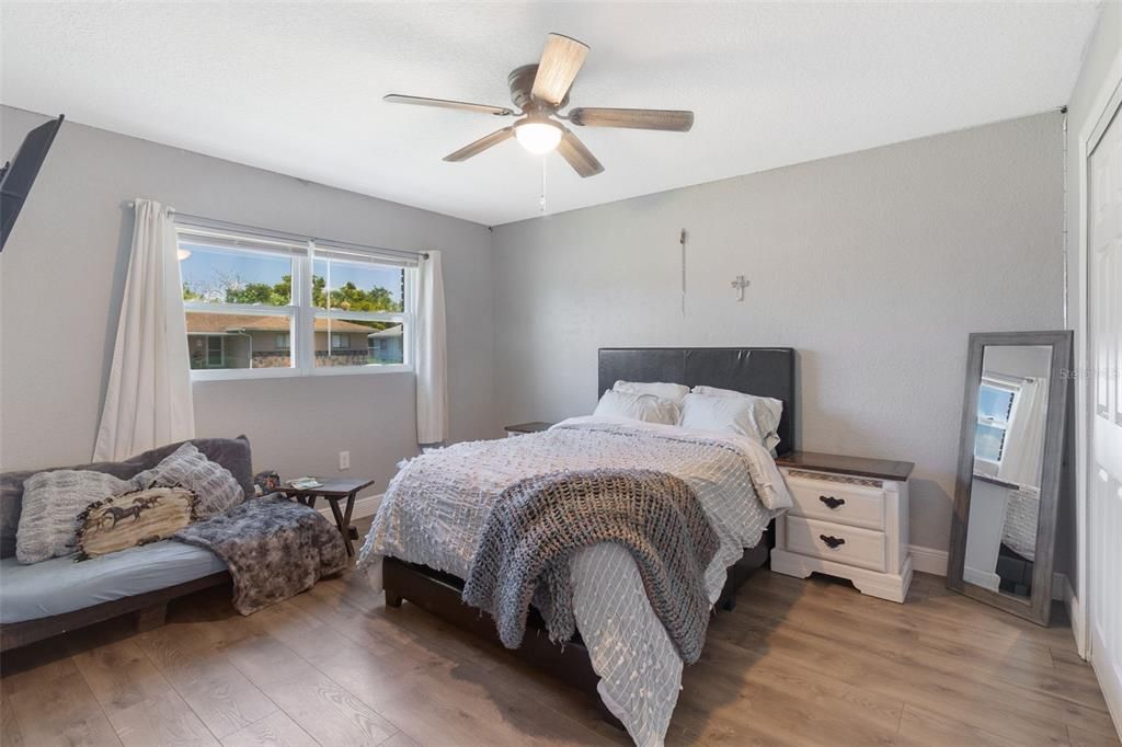 En Venta: $425,000 (4 camas, 2 baños, 1980 Pies cuadrados)