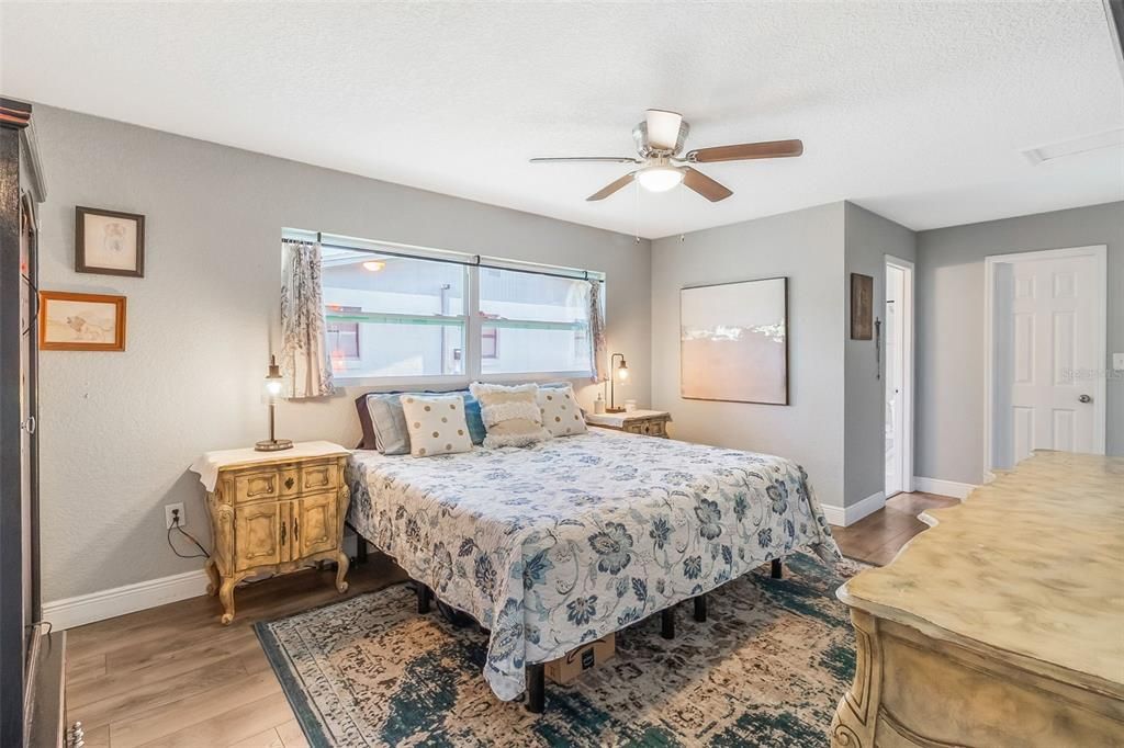 En Venta: $425,000 (4 camas, 2 baños, 1980 Pies cuadrados)