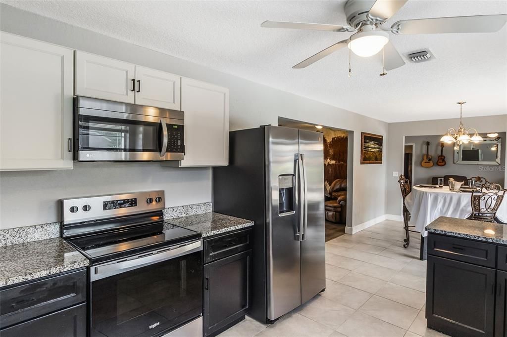 En Venta: $425,000 (4 camas, 2 baños, 1980 Pies cuadrados)