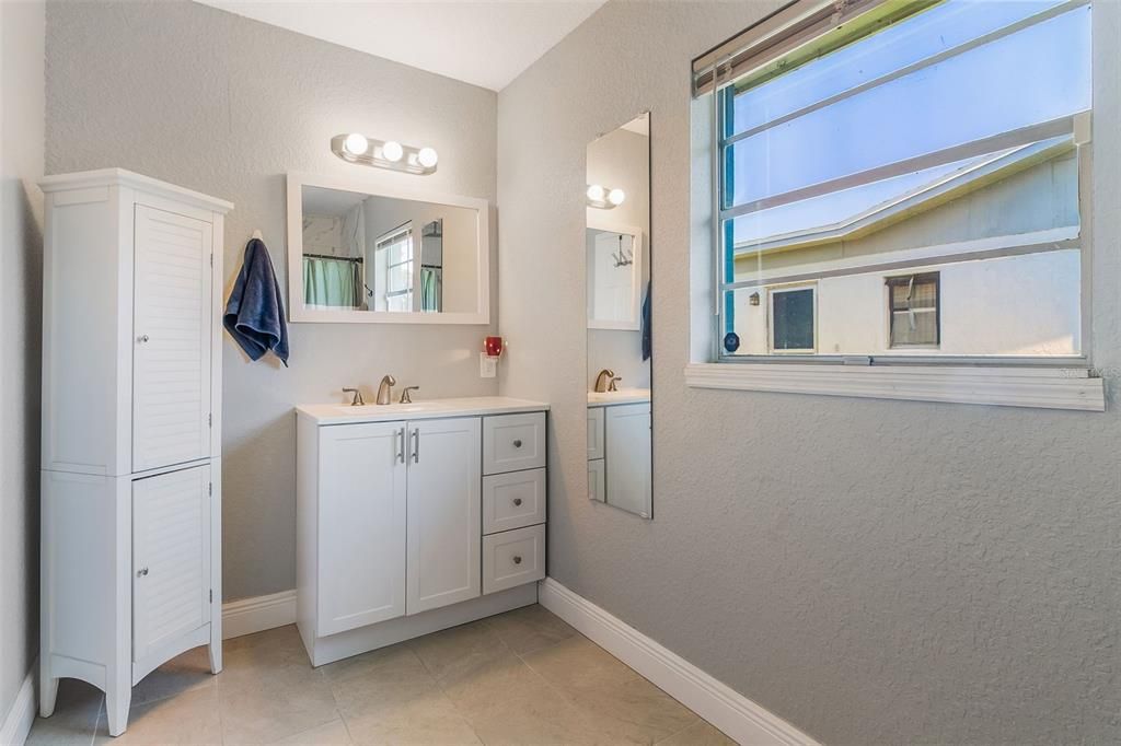 En Venta: $425,000 (4 camas, 2 baños, 1980 Pies cuadrados)