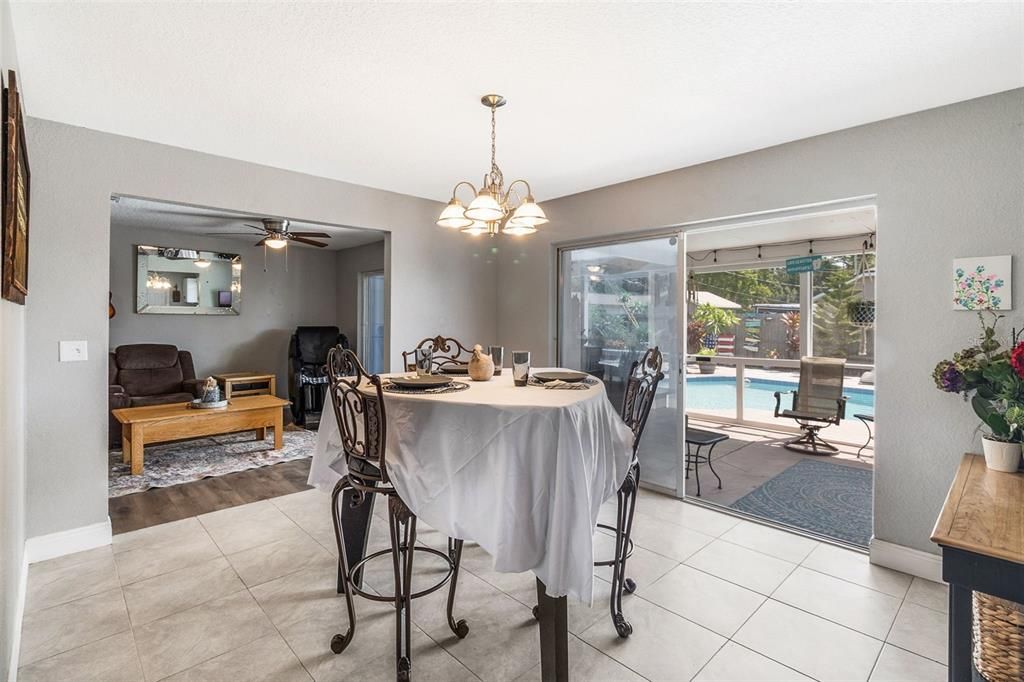 En Venta: $425,000 (4 camas, 2 baños, 1980 Pies cuadrados)