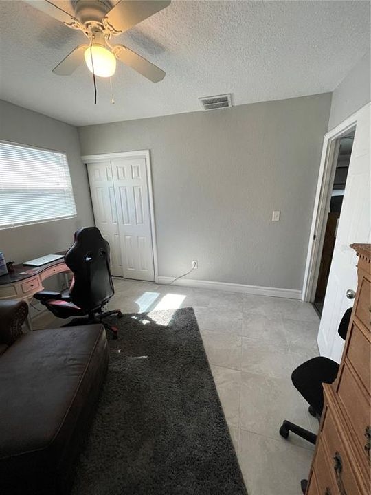 En Venta: $425,000 (4 camas, 2 baños, 1980 Pies cuadrados)