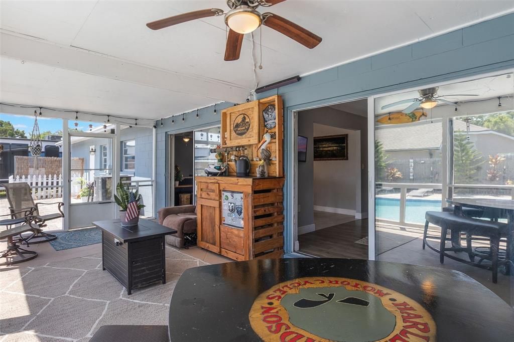 En Venta: $425,000 (4 camas, 2 baños, 1980 Pies cuadrados)