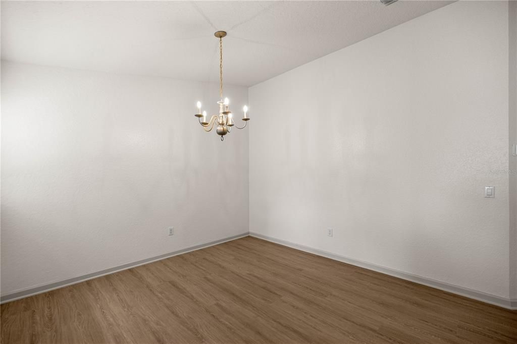 合同活跃: $220,000 (3 贝兹, 2 浴室, 1864 平方英尺)