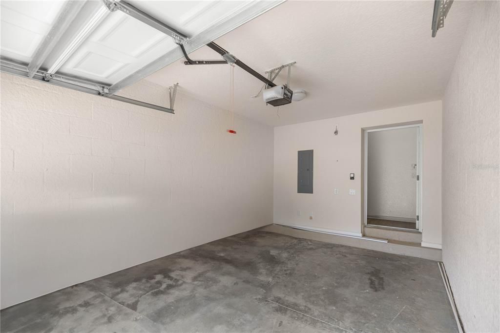 合同活跃: $220,000 (3 贝兹, 2 浴室, 1864 平方英尺)