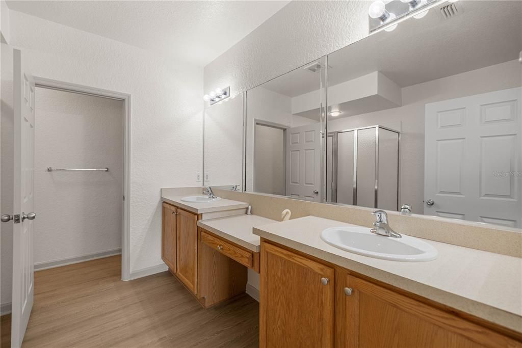 合同活跃: $220,000 (3 贝兹, 2 浴室, 1864 平方英尺)