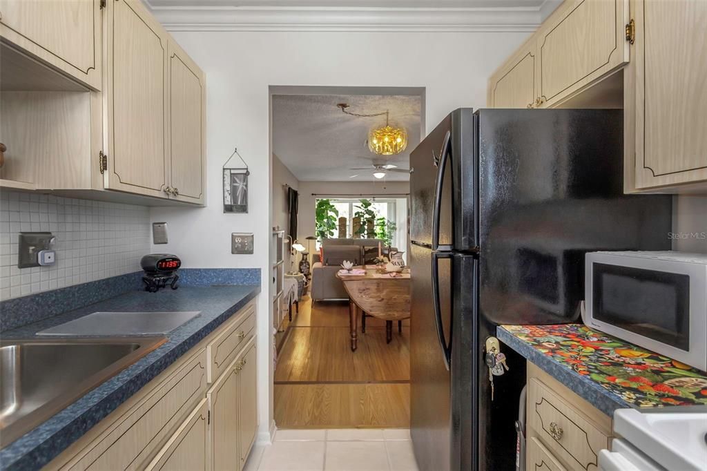 待售: $95,000 (2 贝兹, 1 浴室, 790 平方英尺)