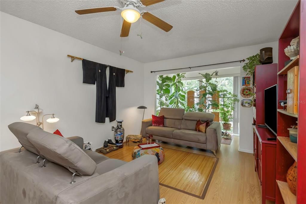 待售: $95,000 (2 贝兹, 1 浴室, 790 平方英尺)