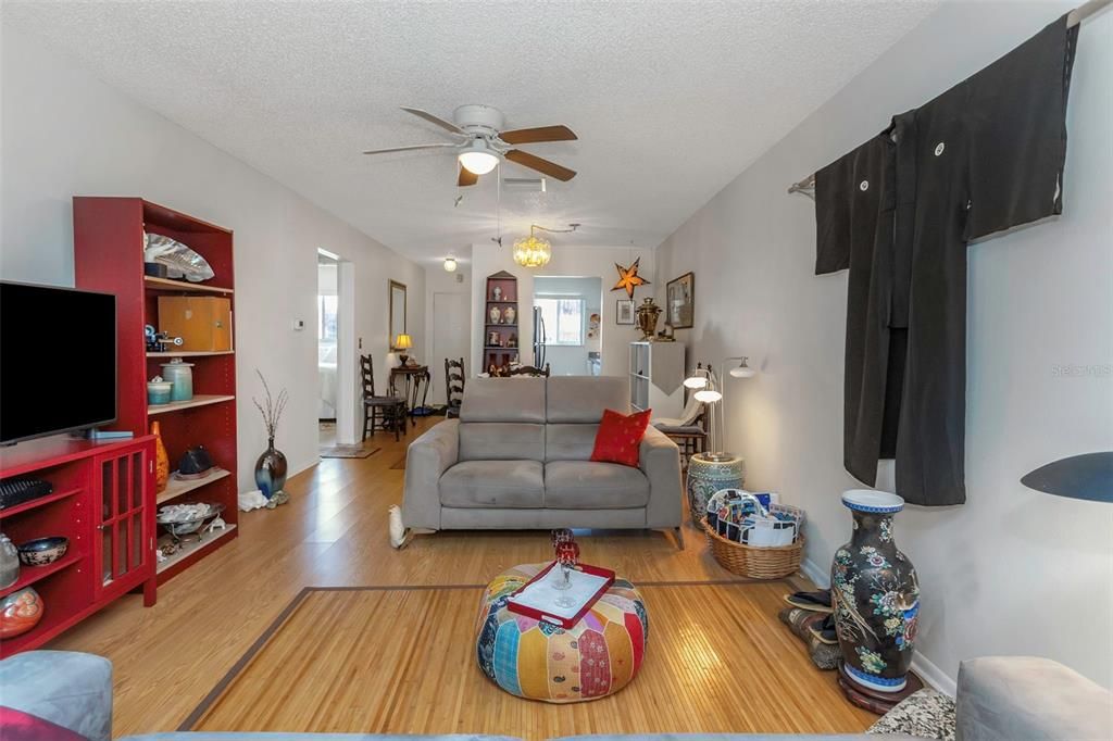 待售: $95,000 (2 贝兹, 1 浴室, 790 平方英尺)