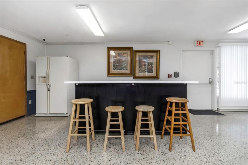 待售: $95,000 (2 贝兹, 1 浴室, 790 平方英尺)