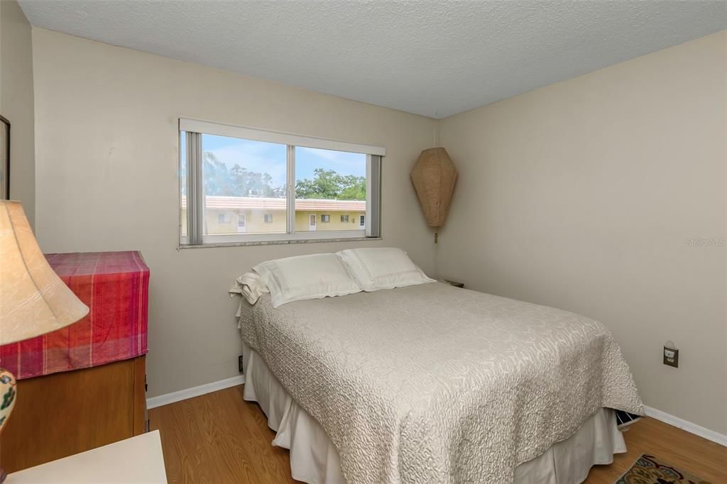 待售: $95,000 (2 贝兹, 1 浴室, 790 平方英尺)