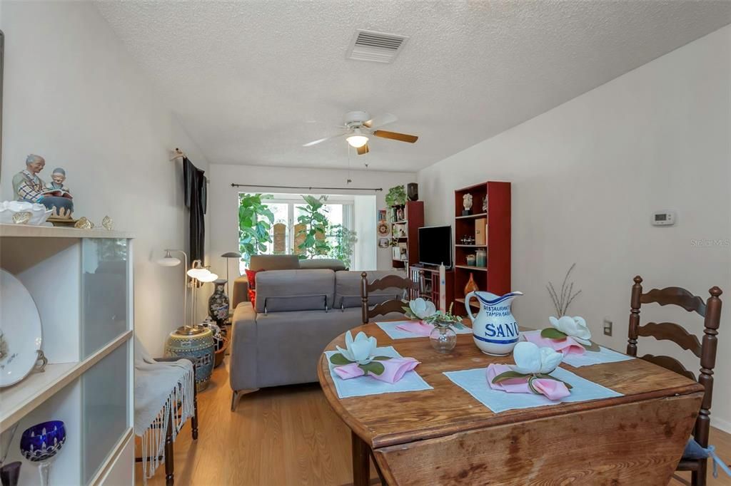 待售: $95,000 (2 贝兹, 1 浴室, 790 平方英尺)