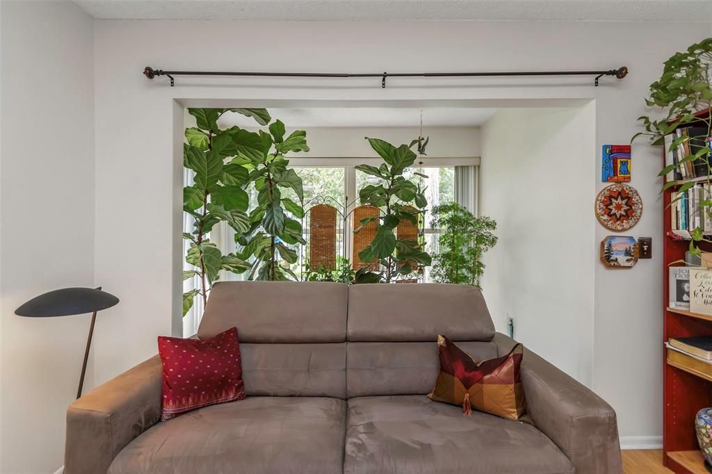 待售: $95,000 (2 贝兹, 1 浴室, 790 平方英尺)