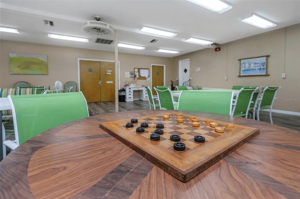 待售: $95,000 (2 贝兹, 1 浴室, 790 平方英尺)