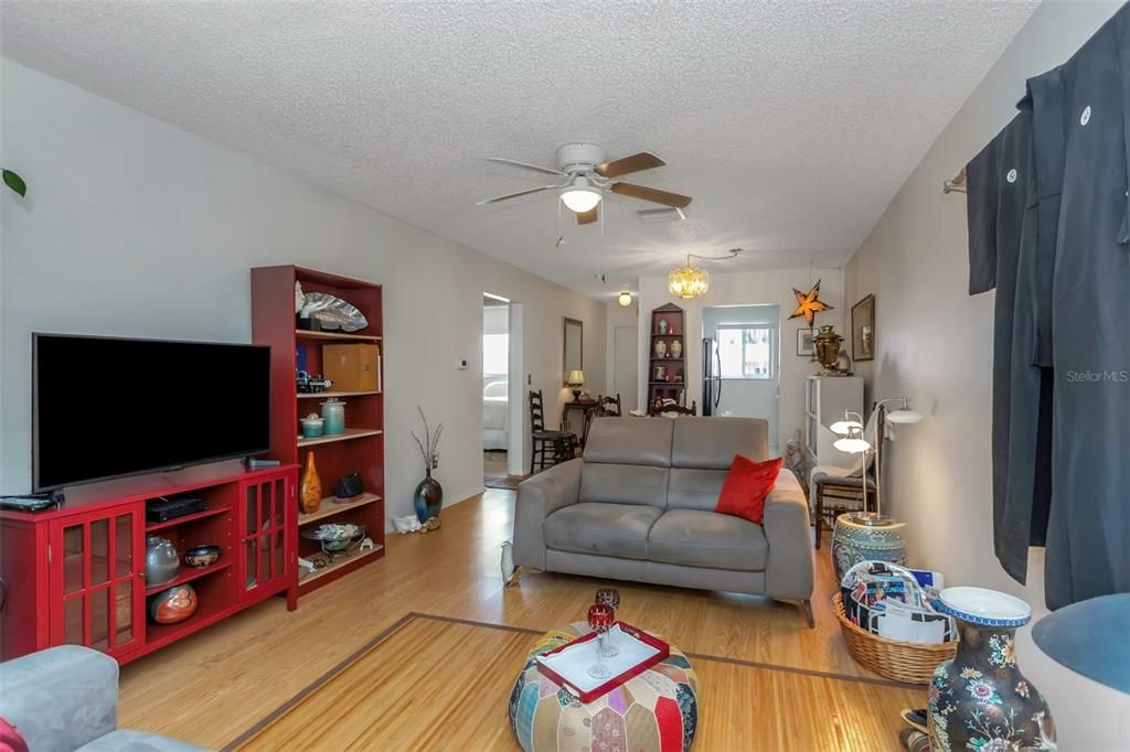 待售: $95,000 (2 贝兹, 1 浴室, 790 平方英尺)