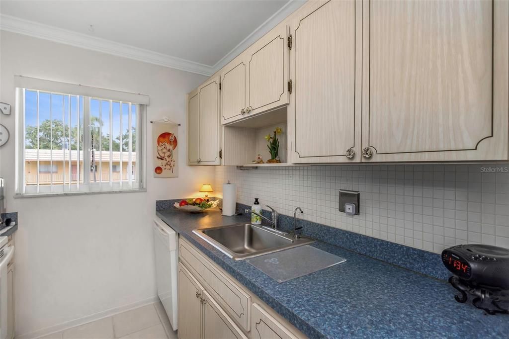 待售: $95,000 (2 贝兹, 1 浴室, 790 平方英尺)