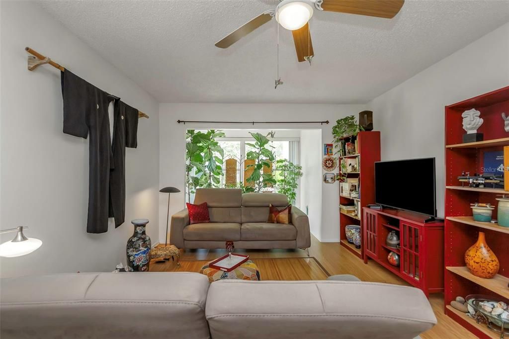 待售: $95,000 (2 贝兹, 1 浴室, 790 平方英尺)