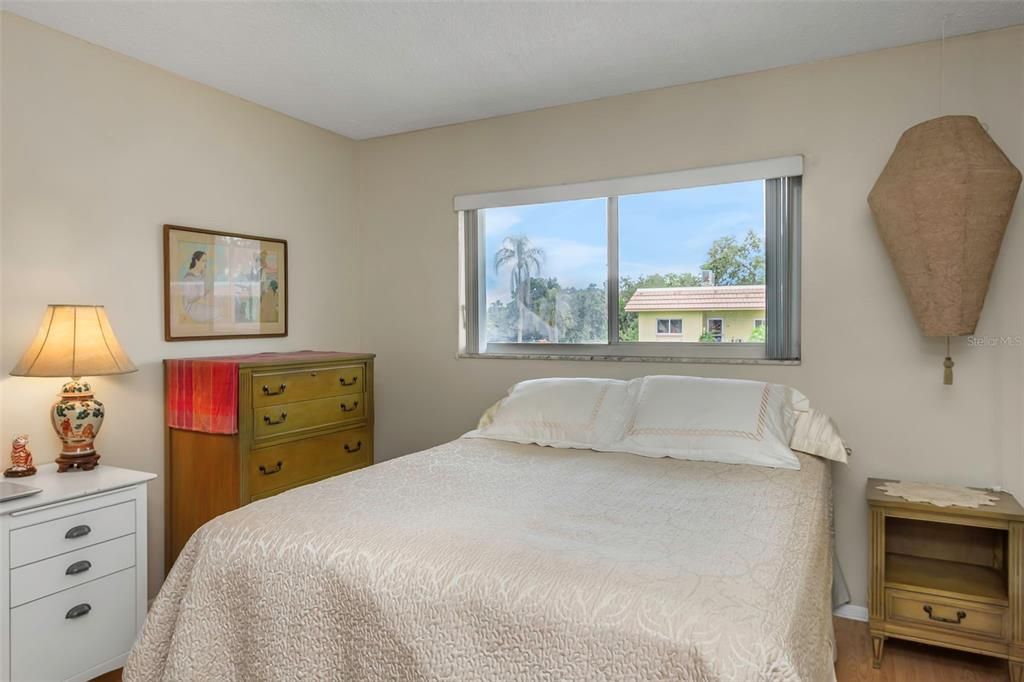 待售: $95,000 (2 贝兹, 1 浴室, 790 平方英尺)