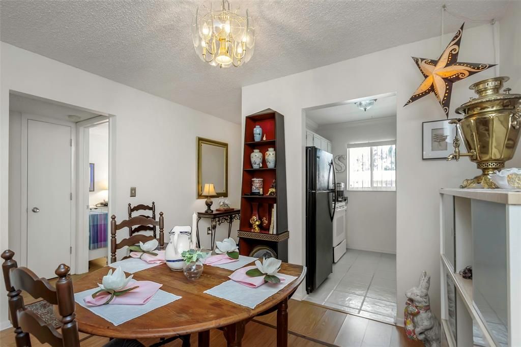 待售: $95,000 (2 贝兹, 1 浴室, 790 平方英尺)