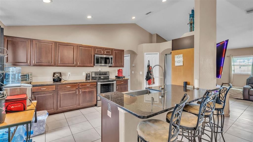 待售: $590,000 (3 贝兹, 2 浴室, 1728 平方英尺)