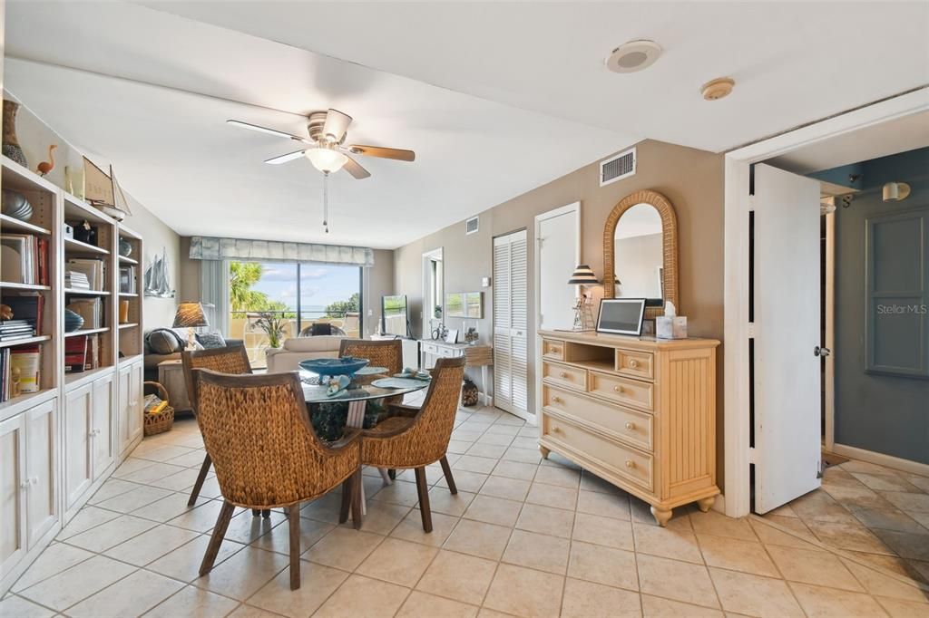 For Sale: $375,000 (2 beds, 2 baths, 950 Square Feet)