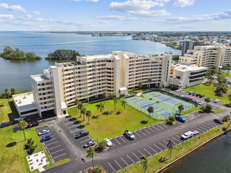 For Sale: $375,000 (2 beds, 2 baths, 950 Square Feet)