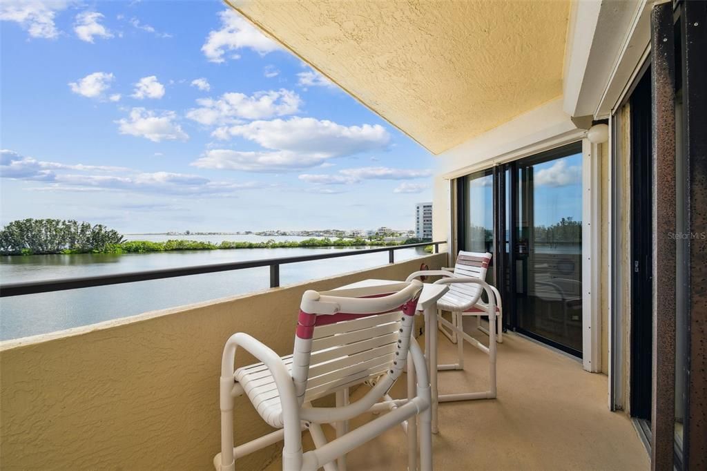 For Sale: $375,000 (2 beds, 2 baths, 950 Square Feet)