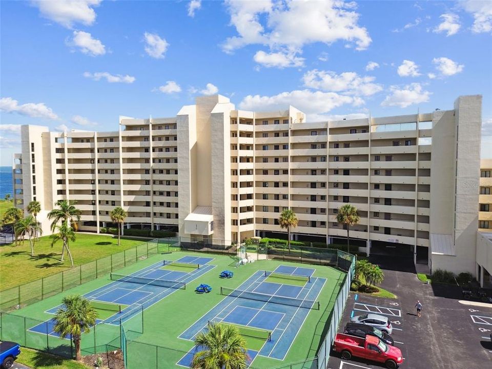 For Sale: $375,000 (2 beds, 2 baths, 950 Square Feet)