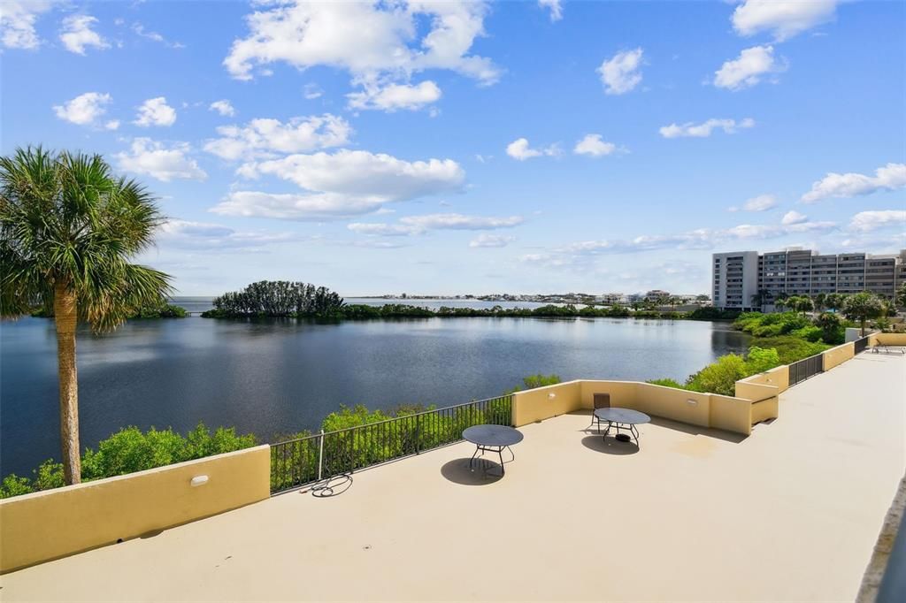 For Sale: $375,000 (2 beds, 2 baths, 950 Square Feet)