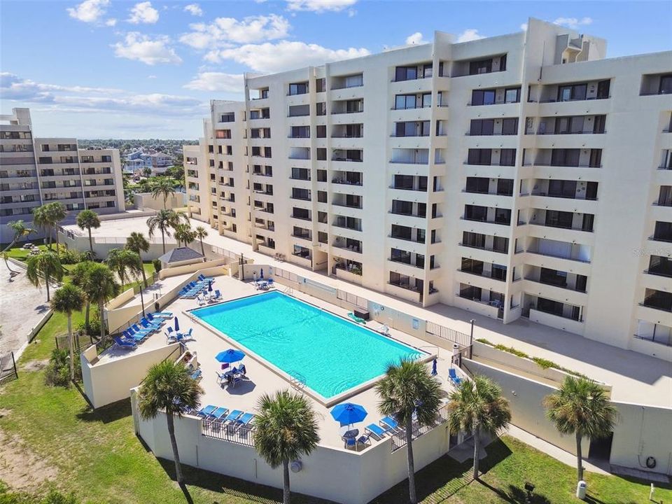 For Sale: $375,000 (2 beds, 2 baths, 950 Square Feet)