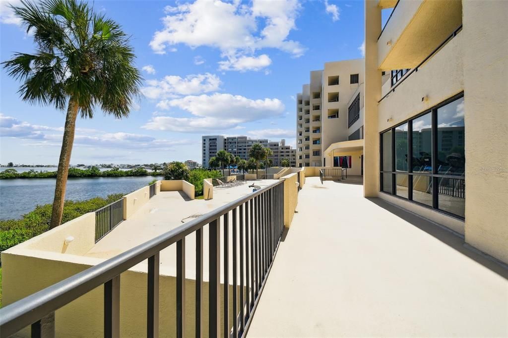 For Sale: $375,000 (2 beds, 2 baths, 950 Square Feet)