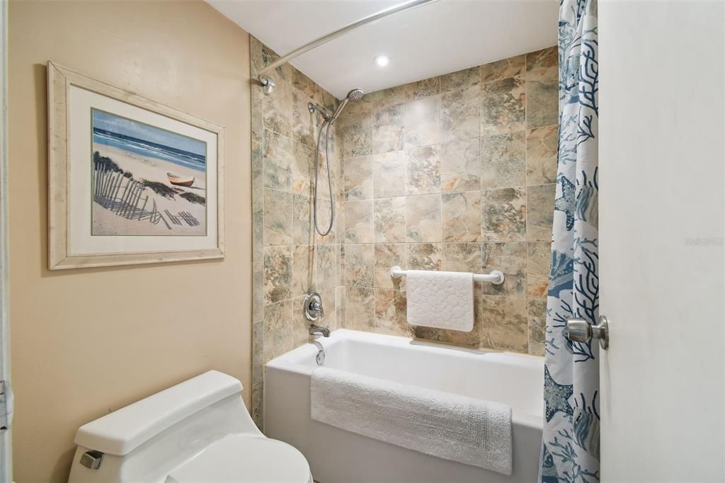 For Sale: $375,000 (2 beds, 2 baths, 950 Square Feet)