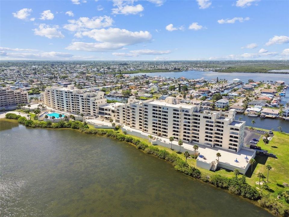 For Sale: $375,000 (2 beds, 2 baths, 950 Square Feet)