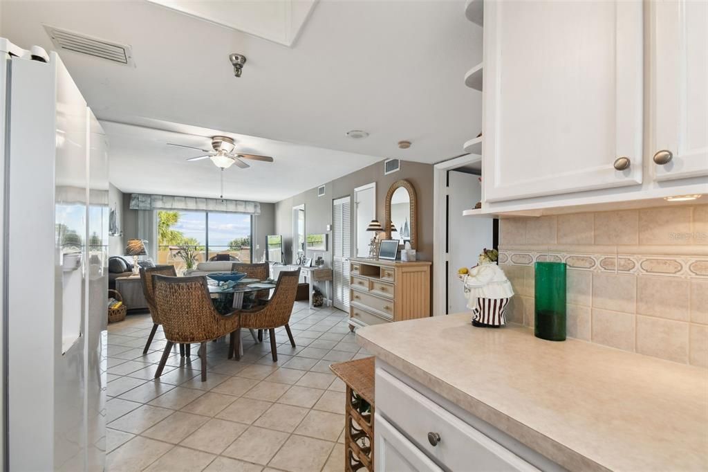 For Sale: $375,000 (2 beds, 2 baths, 950 Square Feet)