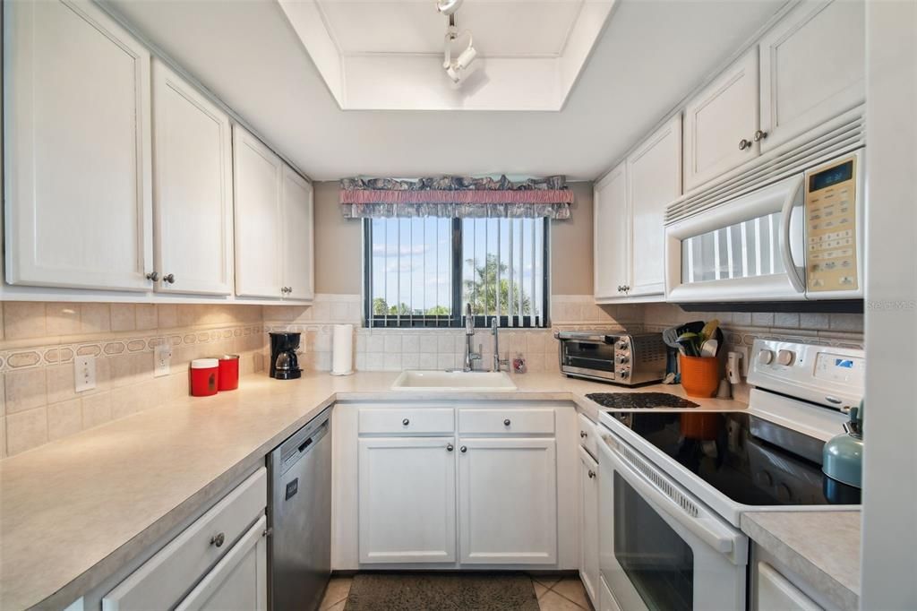 For Sale: $375,000 (2 beds, 2 baths, 950 Square Feet)